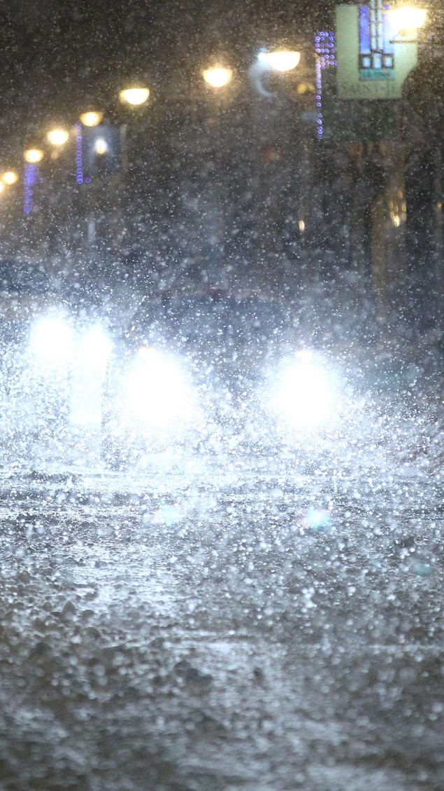 Les phares éblouissants des voitures font ressortir la quantité et la densité des flocons qui tombent en cette nuit.