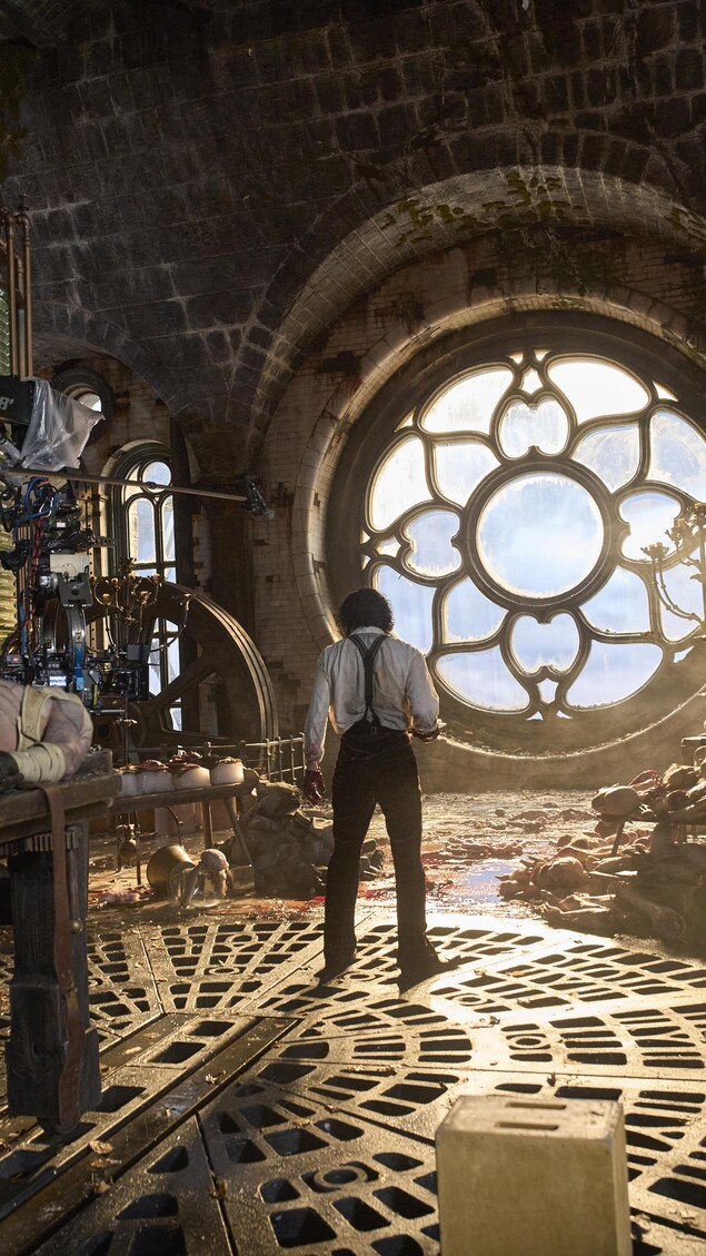 Une image du film où l'on voit Frankenstein de dos dans son laboratoire.