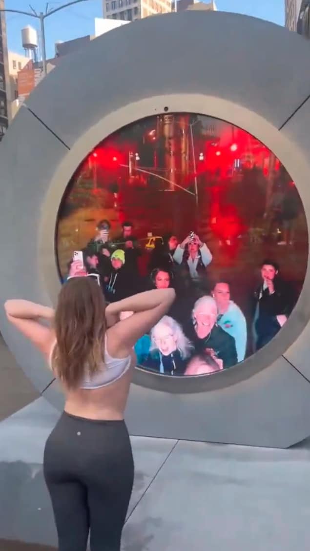 Une femme montre ses seins à l'écran du portail vers Dublin.