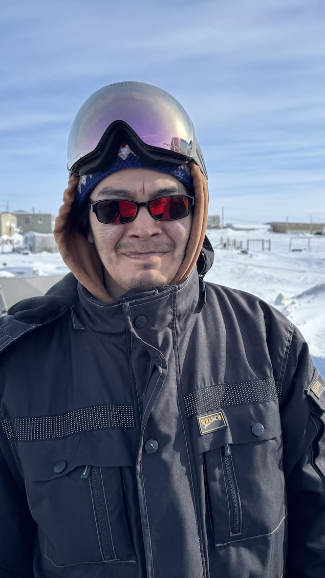 Portrait de Peter Qayutinuak Jr. en hiver.
