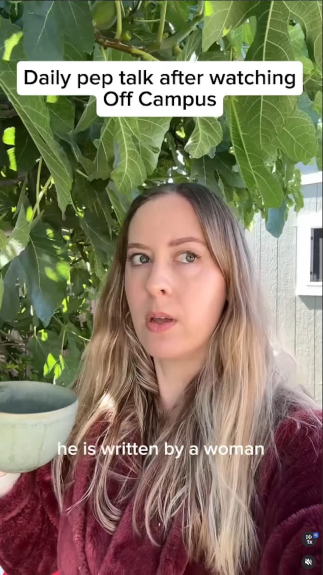 Une femme en robe de chambre parle devant une caméra. Au-dessus d'elle, il est écrit en anglais « discours d'encouragement quotidien après avoir écouté Off Campus ».