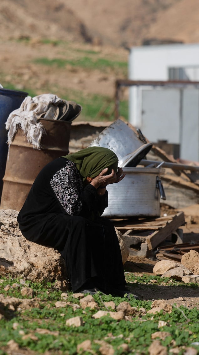 Rasmiya Ali, 60 ans, membre d'une communauté bédouine palestinienne, pleure alors qu'elle est obligée de fuir les violences commises par des colons israéliens, à Ein al-Auja, près de Jéricho, en Cisjordanie occupée par Israël, le 8 janvier 2026. 