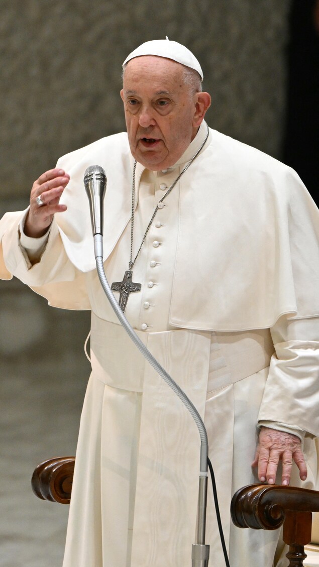 Le pape François parle dans un micro. 