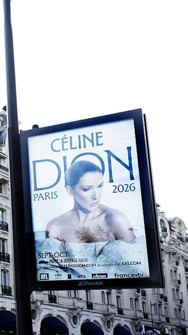 Sur un présentoir, l'affiche annonçant les prochains concerts de Céline Dion à Paris.