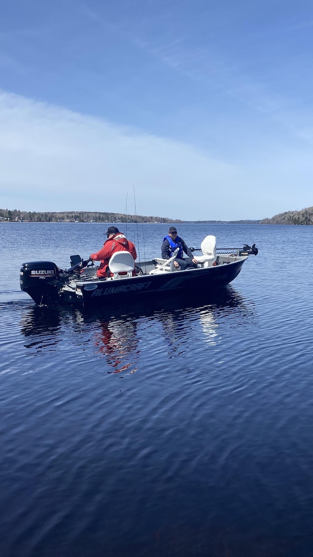 Des pêcheurs dans une embarcation.