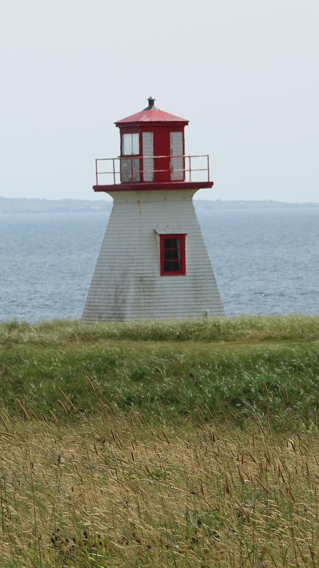Le phare du Cap-Alright en été.