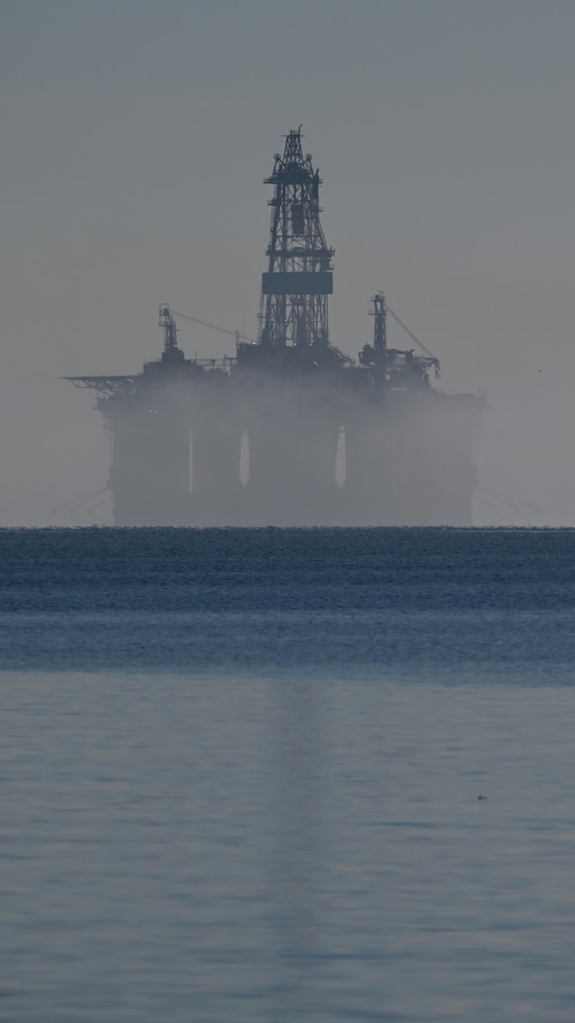 Une plate-forme p&eacute;troli&egrave;re se profile &agrave; travers la brume sur le Cromarty Firth, sur la c&ocirc;te nord-est de l'&Eacute;cosse, le 24 avril 2026.