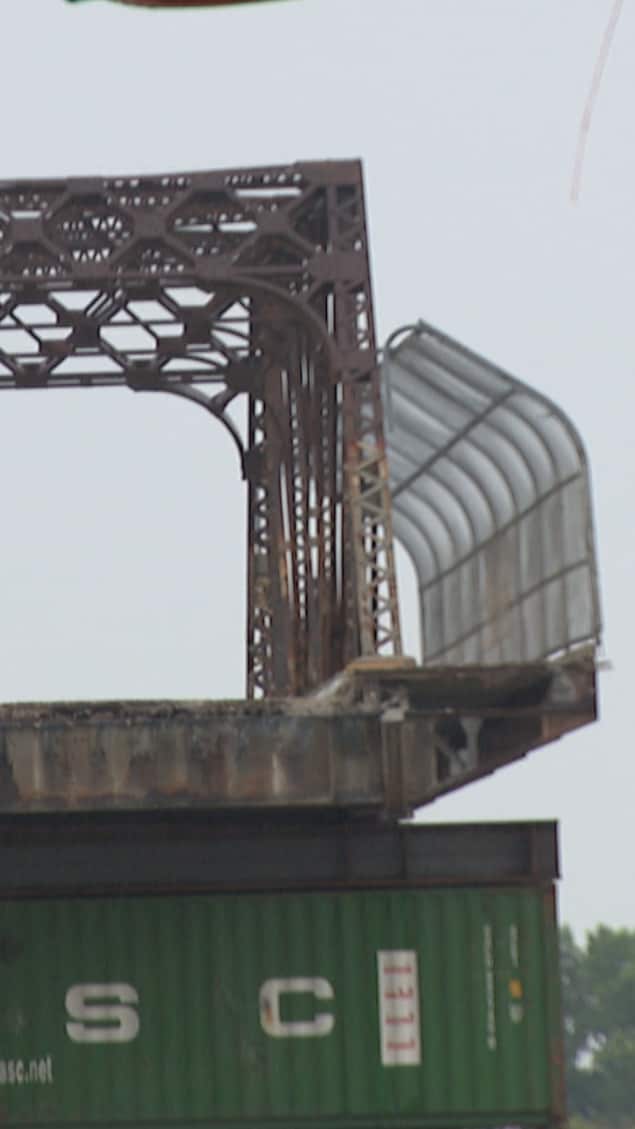 Une section du pont Arlington se fait déplacer.