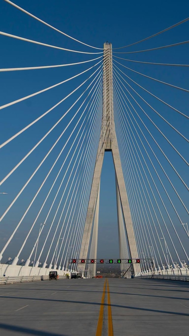 L’une des tours du pont Gordie-Howe vue depuis le tablier du pont.