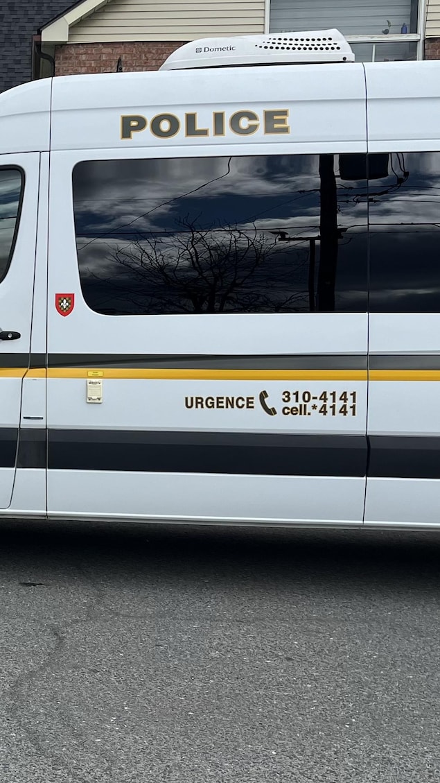 Une voiture de la Sûreté du Québec devant un commerce de Drummondville.