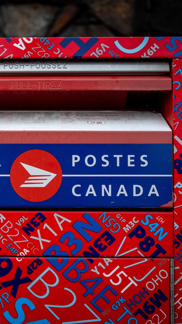 Une boite aux lettres de Postes Canada.