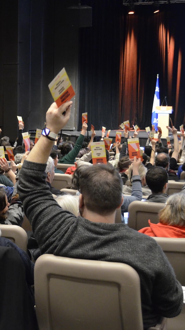 Des délégués qui votent.