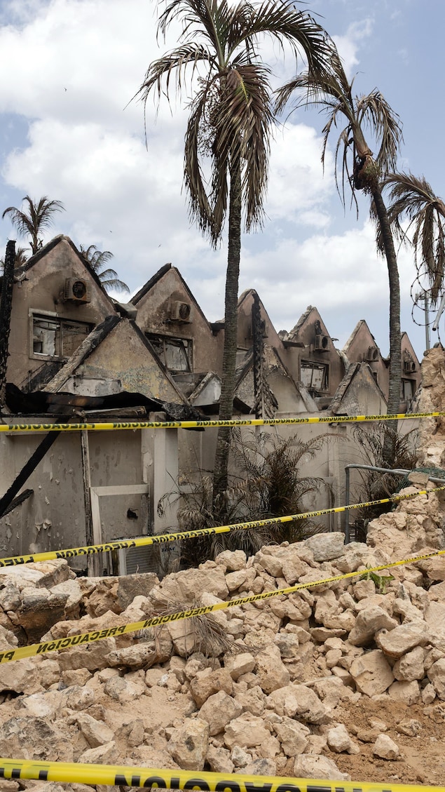 Des bâtiments endommagés et des débris sur le site de l'hôtel Viva Dominicus Beach à la suite d'un incendie survenu à Bayahibe, dans la province de La Altagracia, en République dominicaine, le 20 juillet 2026.