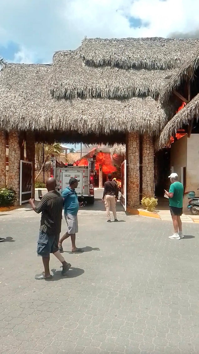 Sur cette image tirée d'une vidéo publiée sur les réseaux sociaux, des personnes observent un incendie au complexe hôtelier Viva Dominicus, à Bayahibe, dans la commune de La Altagracia, en République dominicaine, le 19 juin 2026.