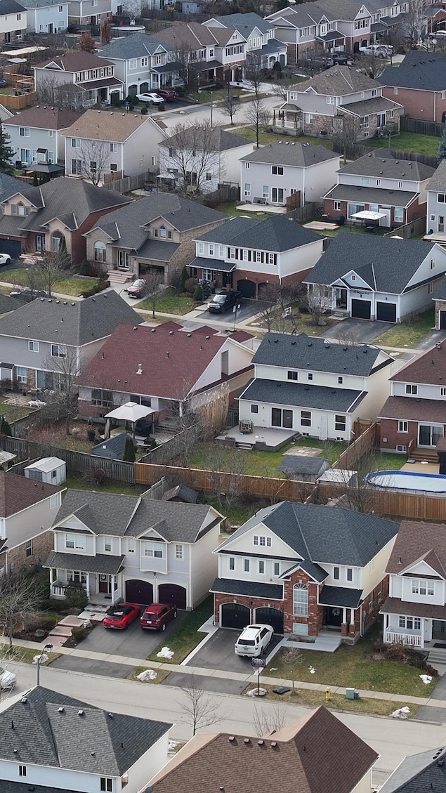 Images aériennes (par drone) des maisons résidentielles de Brantford, Ontario.