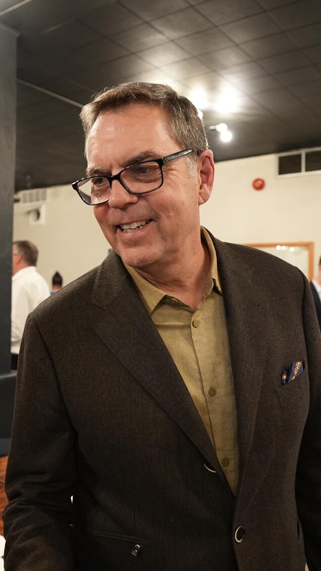 Le nouveau maire de Timmins, Rob Knox, aux côtés de l'ancien maire et conseiller municipal Steve Black.