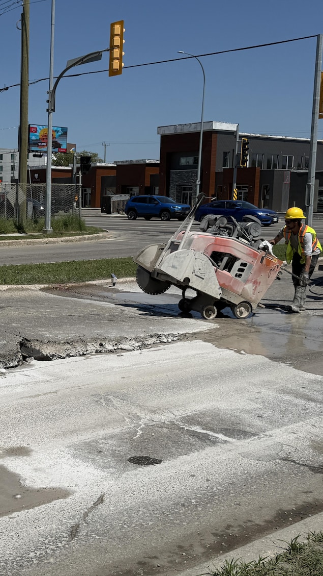 Les équipes municipales utilisent de l'équipement pour réparer une route.