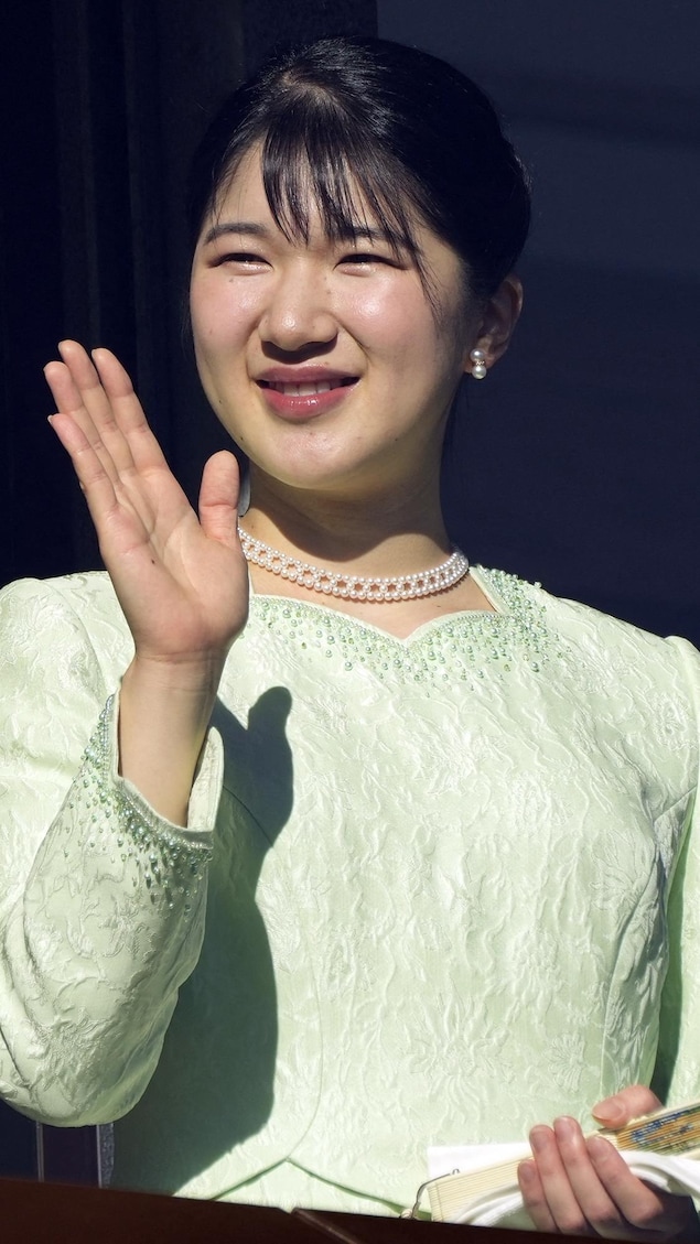 La princesse Aiko du Japon salue la foule depuis le balcon du palais impérial.