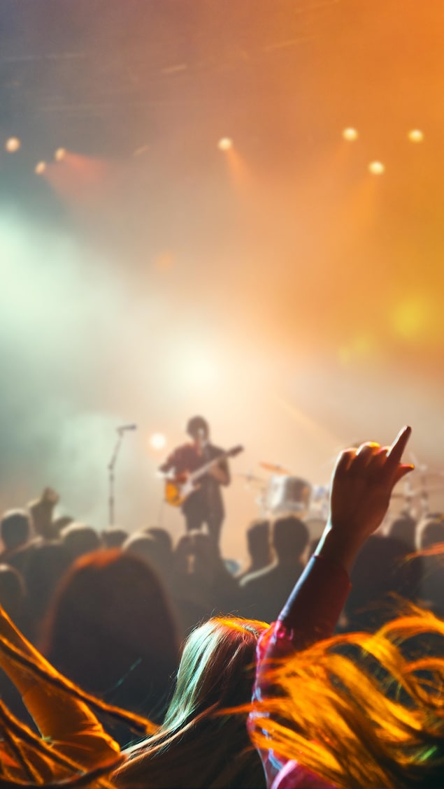 Une salle de concert bondée.