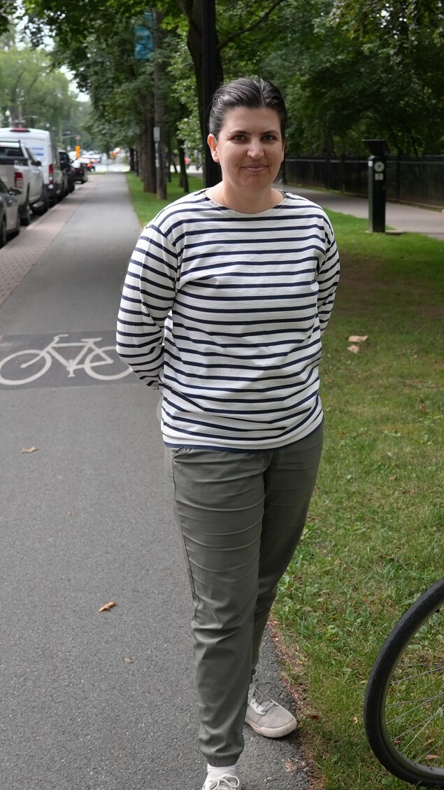 Sarah Manchon avec un vélo.