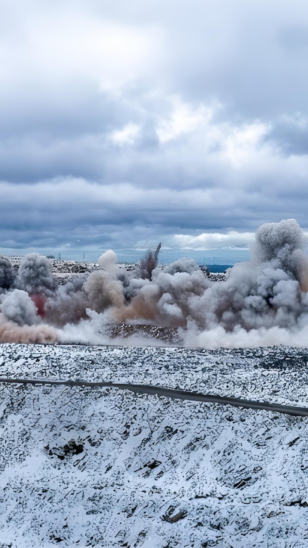 Une importante explosion se déroule dans la mine du Mont-Wright.