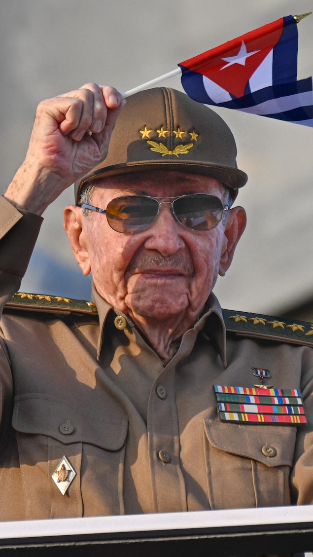 L’ancien président cubain Raúl Castro agite un drapeau national cubain.