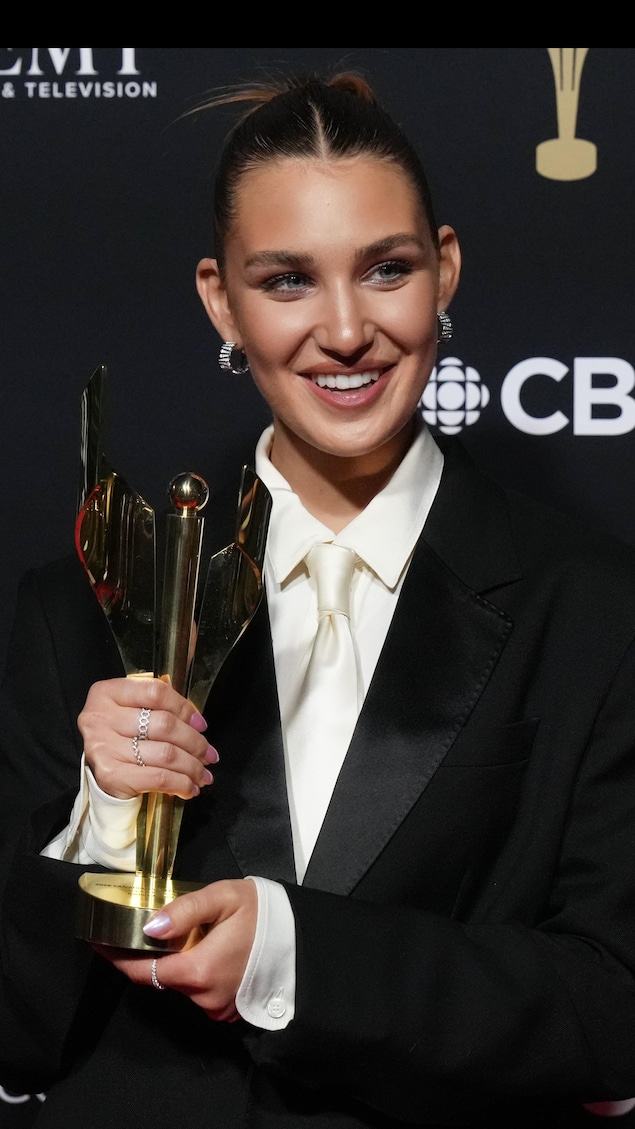 Sophie Nélisse brandit son trophée.
