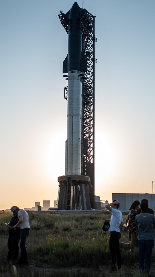 Des visiteurs observent la fusée Starship sur sa rampe de lancement, le 12 octobre 2024.