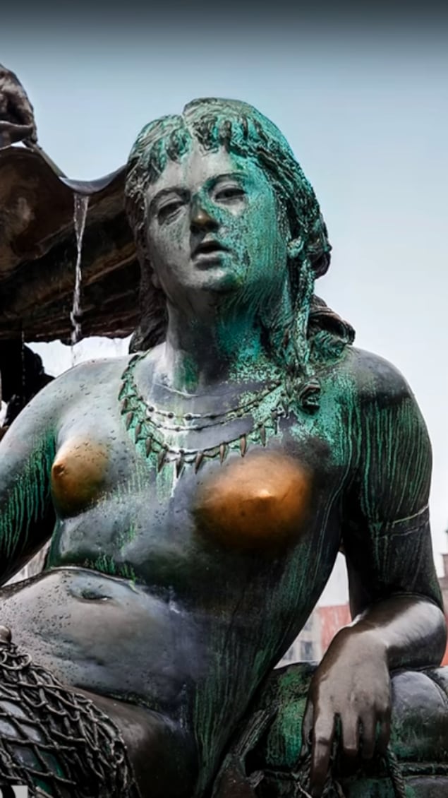 Poitrine décolorée d'une statue féminine. 