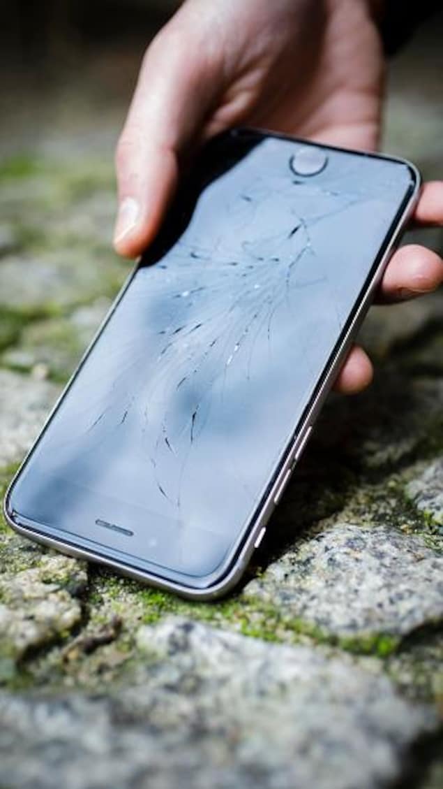  An Apple Iphone with shattered glass is picked up from the ground on March 05, 2018 in Berlin, Germany. (Photo llustration by Thomas Trutschel/Photothek via Getty Images)