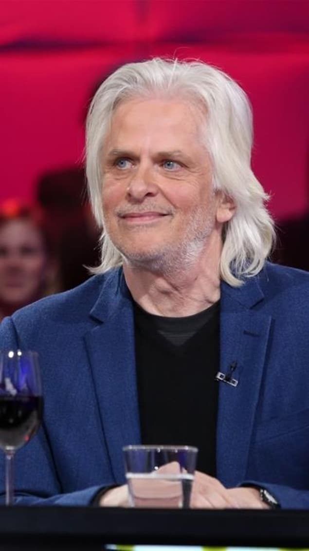 Serge Fiori, hands joined, and Louis Valois are on the chairs of guests on everyone's set talks about it. serge fiori, founder harmonium, died