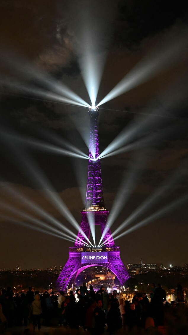 La tour Eiffel illuminée.