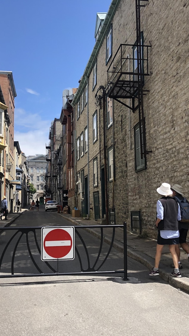 Une barrière interdisant aux voitures de circuler sur la rue Garneau, dans le Vieux-Québec.