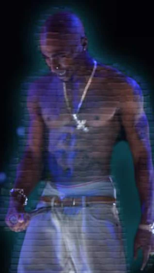Un hologramme de Tupac sur scène.