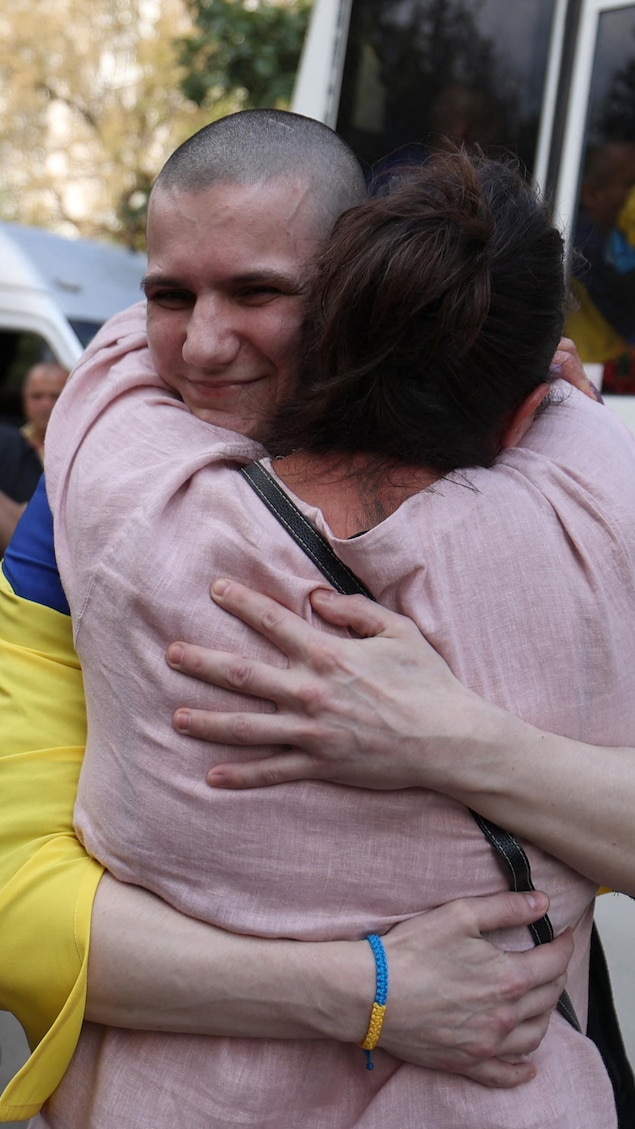 Un prisonnier de guerre ukrainien qui retrouve sa famille.