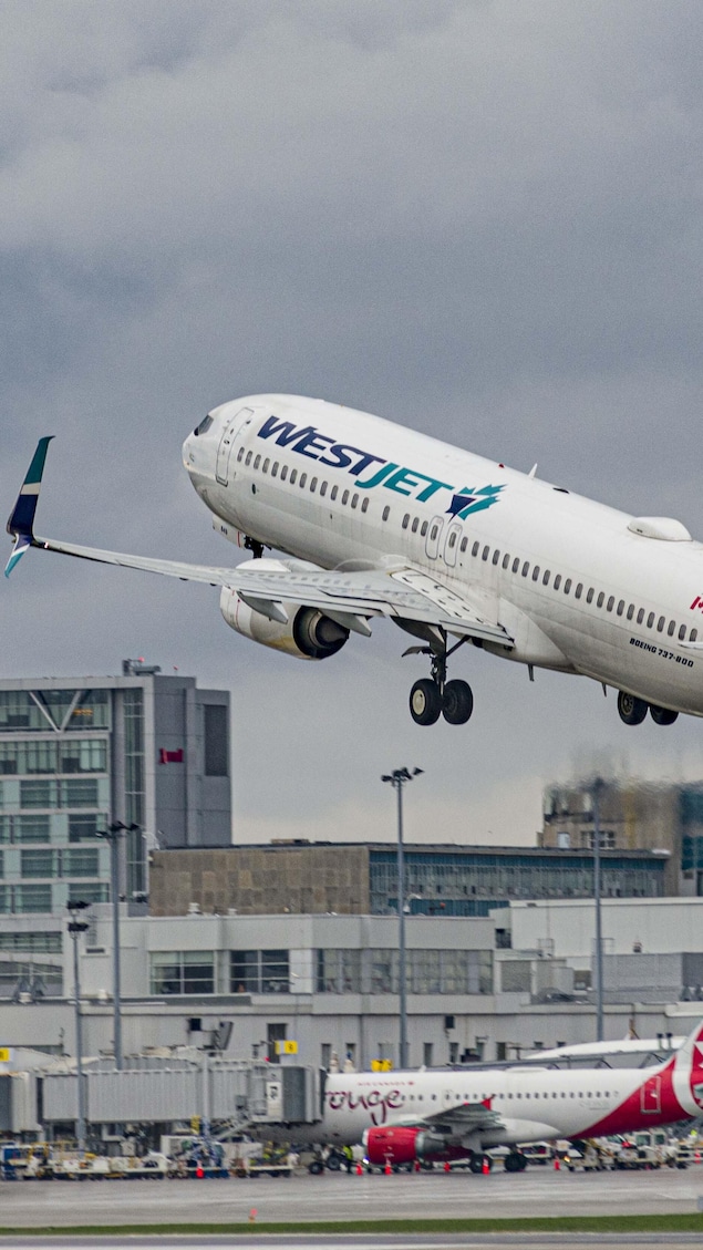 Un avion de WestJet décolle.
