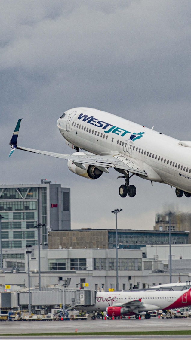 Un avion de WestJet décolle à l'aéroport Montréal-Trudeau le 24 avril 2023.