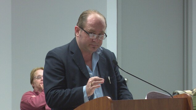 Au lutrin de la salle du conseil municipal de Nipissing Ouest, Dany H. Poulin s'adresse aux élus. Au lutrin de la salle du conseil municipal de Nipissing Ouest, Dany H. Poulin s'adresse aux élus.