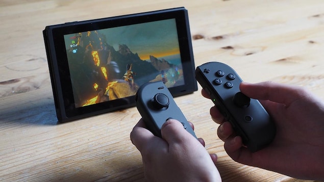 La console de jeux vidéo Nintendo Switch. La console de jeux vidéo Nintendo Switch.