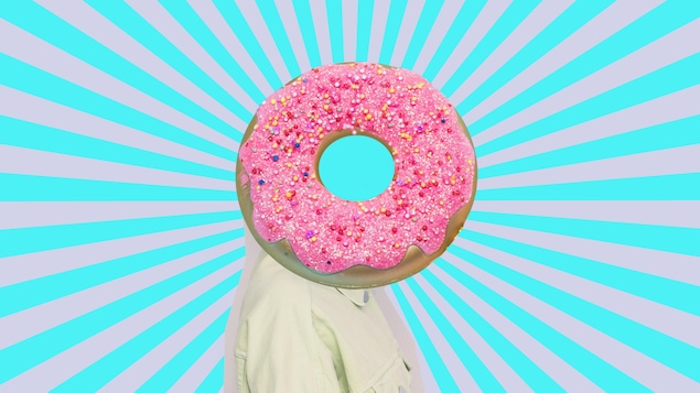 Collage de arte moderno. Modelo alienígena femenino con el gran donut en lugar de cabeza sobre fondo psicodélico.
