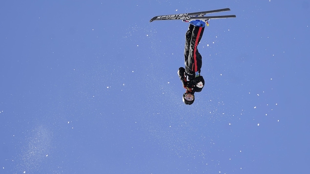 Un skieur, tête à l'envers