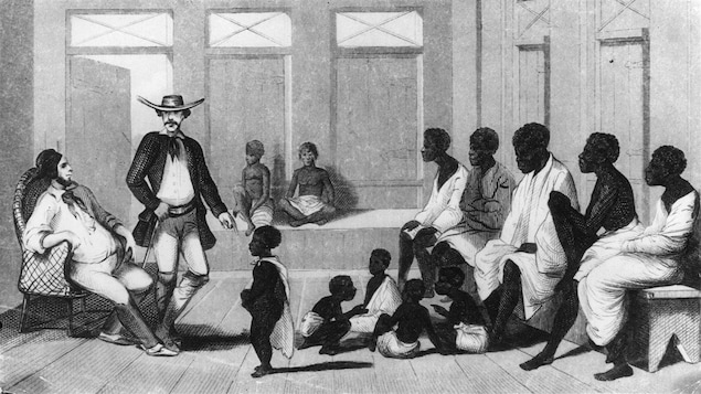 Des marchands d'esclaves brésiliens inspectent un groupe d'Africains