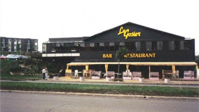 Façade du restaurant bar le Gosier, alors pourvu d'une terrasse et d'une immense verrière.