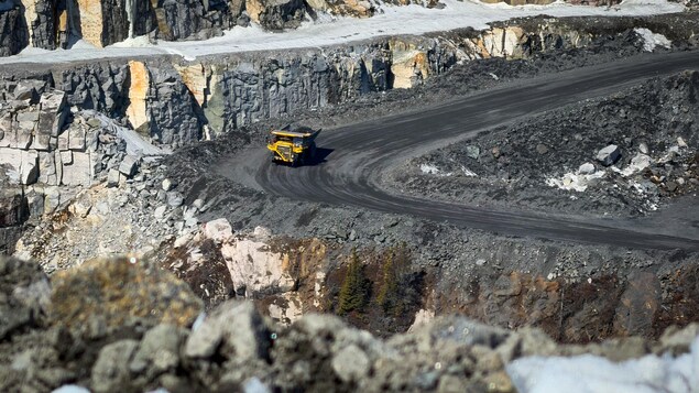 Un camion au fond de la mine du lac Tio.