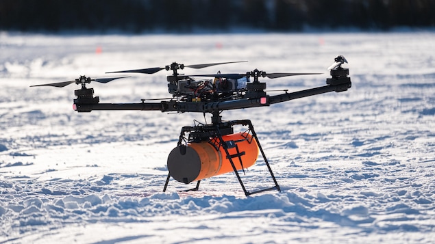 Un drone se préparant à décoller avec un colis.