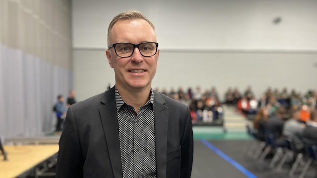 Jocelyn Thibault est dans un gymnase, à Uashat sur la Côte-Nord.