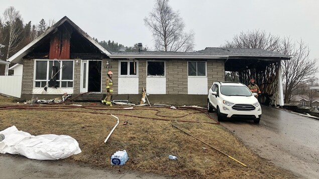 Un incendie a dévasté une maison et un garage à Baie-Comeau