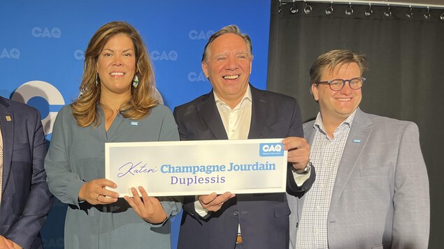 Yves Montigny, Kateri Champagne Jourdain et François Legault sont souriants. 