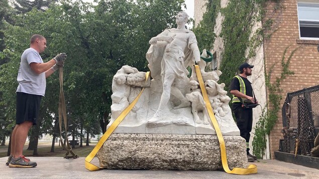 Un Saint-Hubert en marbre de retour près de l’archevêché de Saint-Boniface