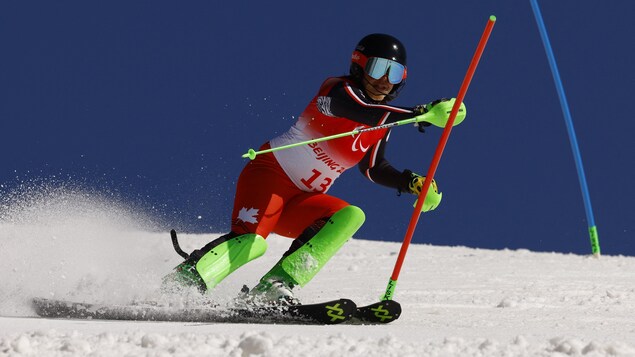 La skieuse alpine Alana Ramsay dévale une pente à l'épreuve du slalom des Jeux paralympiques de Pékin.